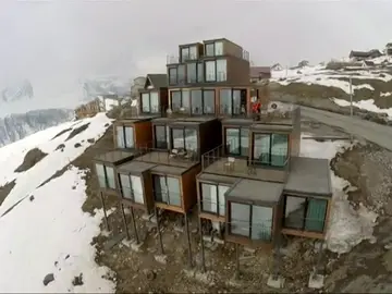 Frame 3.041479 de: Un original hotel de esquí construido con contenedores de transporte reciclados Frame 3.041479 de: Un original hotel de esquí construido con contenedores de transporte reciclados