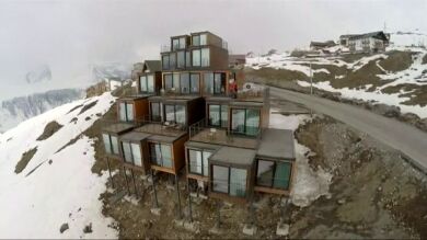 Un original hotel de esquí construido con contenedores de transporte reciclados