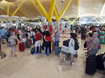 Viajeros esperan para facturar su equipaje en de la T4 del aeropuerto de Adolfo Suárez Madrid-Barajas Viajeros esperan para facturar su equipaje en de la T4 del aeropuerto de Adolfo Suárez Madrid-Barajas