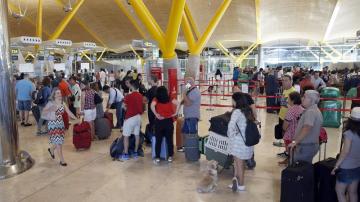 Viajeros esperan para facturar su equipaje en de la T4 del aeropuerto de Adolfo Suárez Madrid-Barajas