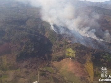 Evacuan la localidad leones de Villar de Otero a causa de un incendio 