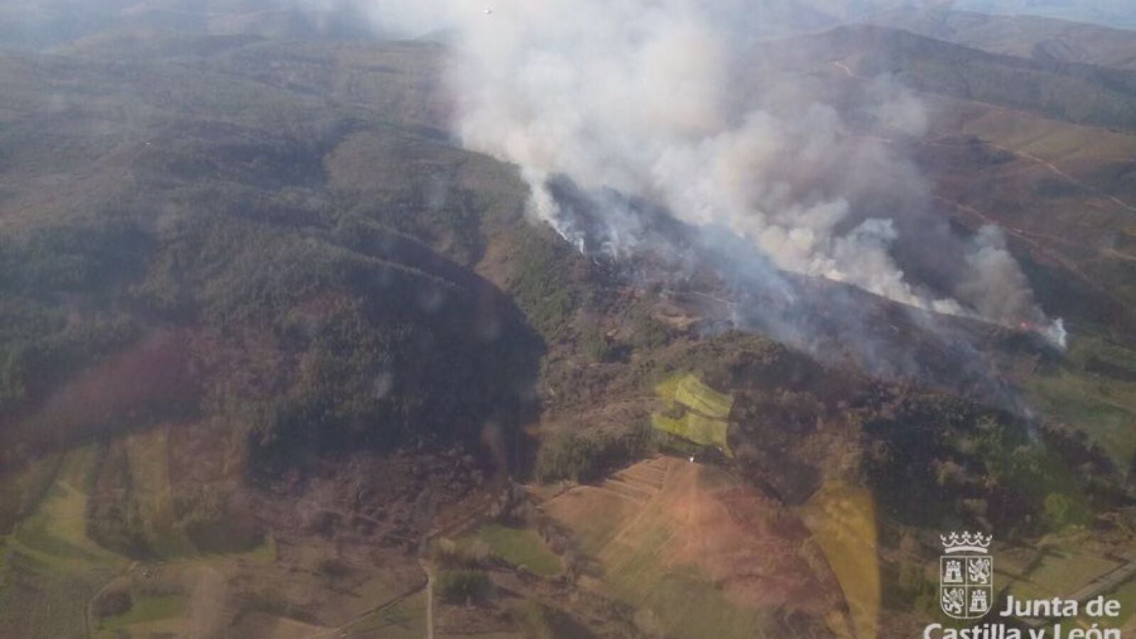 Un incendio obliga a desalojar el municipio de Villar de Otero en León 