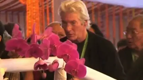 Frame 34.958383 de: Richard Gere pìensa en Alcorcón para abrir el mayor centro budista de Europa Frame 34.958383 de: Richard Gere pìensa en Alcorcón para abrir el mayor centro budista de Europa