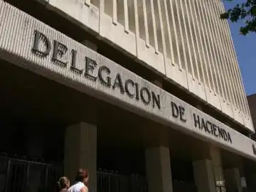 Fachada de una Delegación de Hacienda Fachada de una Delegación de Hacienda