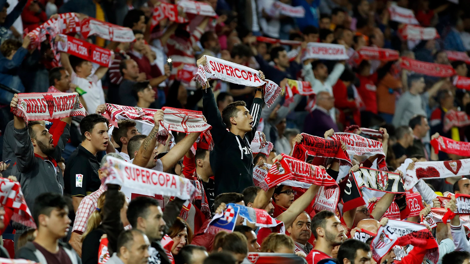 Aficionados sevillistas durante un encuentro del Sevilla