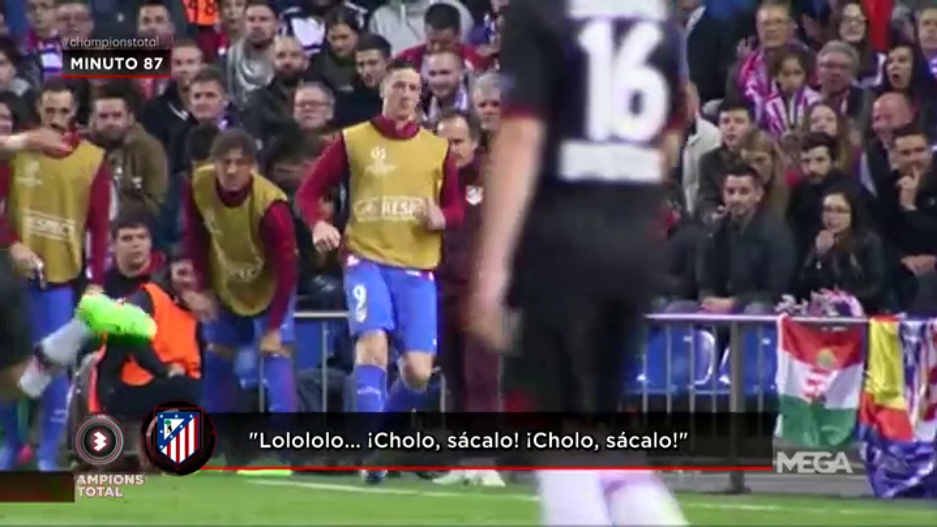 Frame 14.029017 de: El Calder&oacute;n demostr&oacute; su cari&ntilde;o a Fernando Torres, &iexcl;que calent&oacute; durante una hora en la banda!