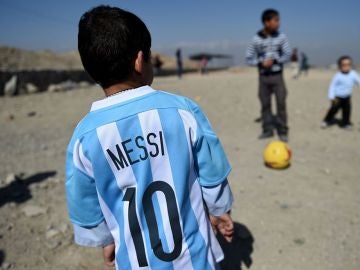 Niño sirio con la camiseta de Messi Niño sirio con la camiseta de Messi