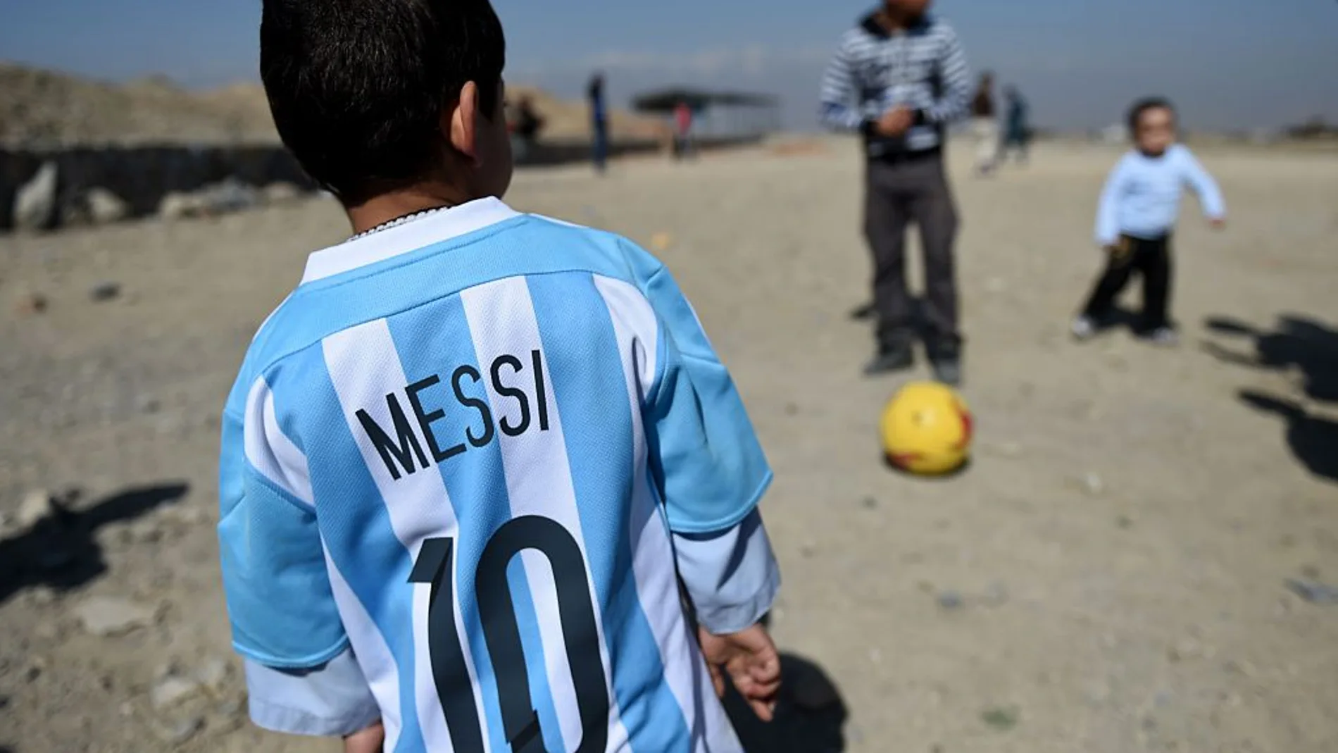 Niño sirio con la camiseta de Messi Niño sirio con la camiseta de Messi