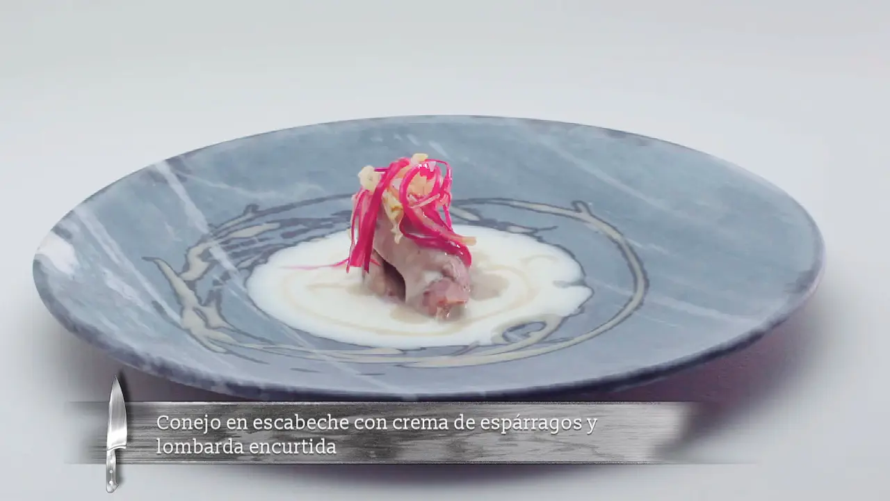 Conejo en escabeche con crema de espárragos