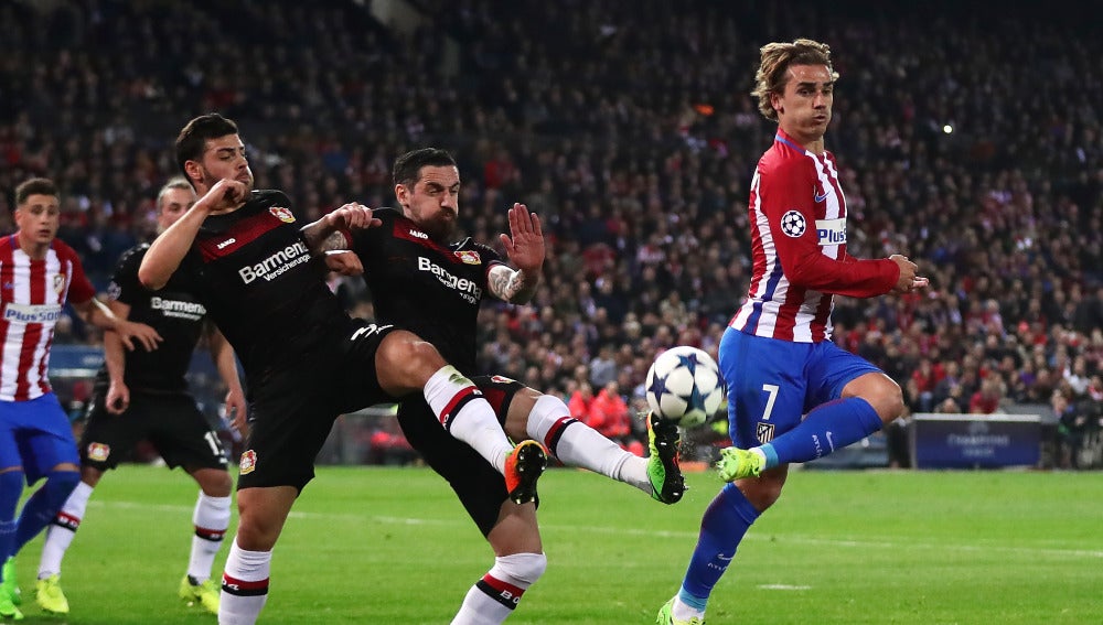 Griezmann trata de rematar ante la defensa del Leverkusen