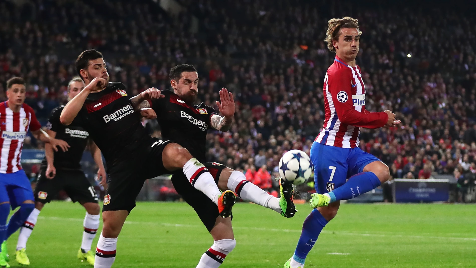Griezmann trata de rematar ante la defensa del Leverkusen