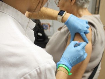 Una enfermera vacuna a un paciente en el Hospital del Vinalopó de Elche. 