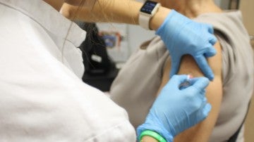 Una enfermera vacuna a un paciente en el Hospital del Vinalopó de Elche. 