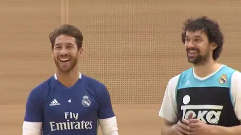 Frame 6.210555 de: Las plantillas de fútbol y baloncesto del Real Madrid realizan un entrenamiento conjunto Frame 6.210555 de: Las plantillas de fútbol y baloncesto del Real Madrid realizan un entrenamiento conjunto