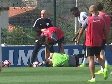 Frame 7.12 de: Álex Remiro sufre traumatismo craneoencefálico tras ser evacuado del entreno por un balonazo en la cara