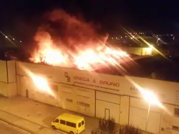Frame 0.0 de: Un incendio calcina una nave de una carpintería metálica en el polígono Morea de Beriáin Frame 0.0 de: Un incendio calcina una nave de una carpintería metálica en el polígono Morea de Beriáin