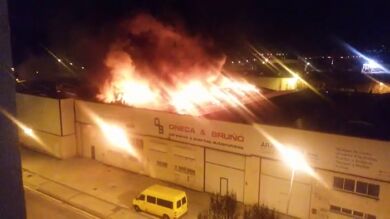 Un incendio calcina una nave de una carpintería metálica en el polígono de Beriáin en Pamplona