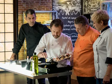 Nacho Manzano enseña a los concursantes cómo cocinar con restos Nacho Manzano enseña a los concursantes cómo cocinar con restos