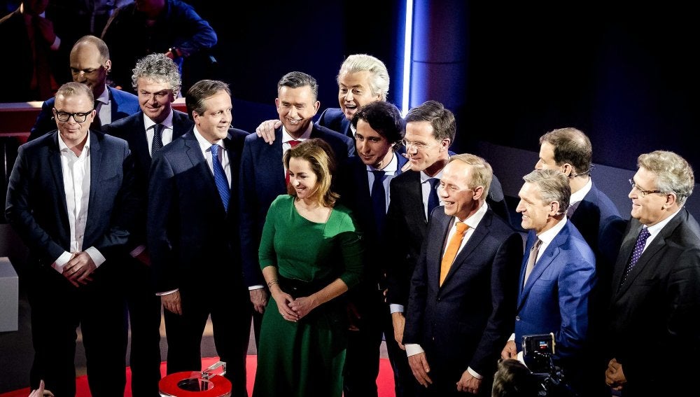 Los candidatos posan tras el debate antes del inicio de la jornada electoral en Holanda