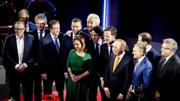 Los candidatos posan tras el debate antes del inicio de la jornada electoral en Holanda Los candidatos posan tras el debate antes del inicio de la jornada electoral en Holanda