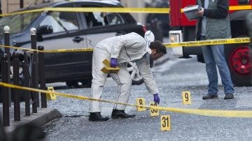 La policía francesa en busca de pruebas tras la explosión de una bomba registrada en la sede del FMI