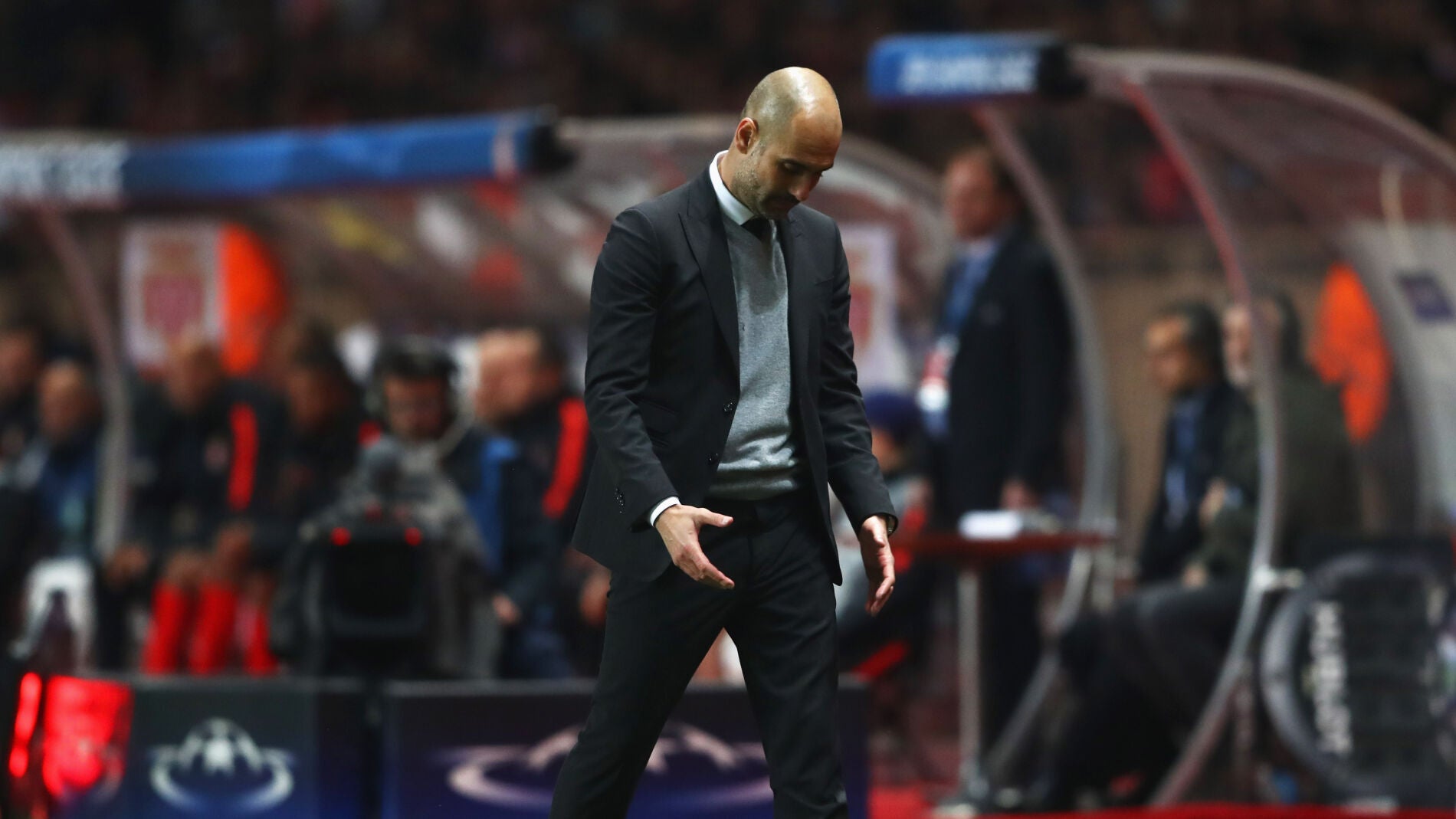 Guardiola, cabizbajo en la banda del Louis II