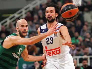 Sergio Llull da un pase ante la presión de Nick Calathes Sergio Llull da un pase ante la presión de Nick Calathes