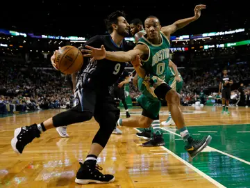 Ricky Rubio penetra a canasta ante la defensa de Avery Bradley Ricky Rubio penetra a canasta ante la defensa de Avery Bradley