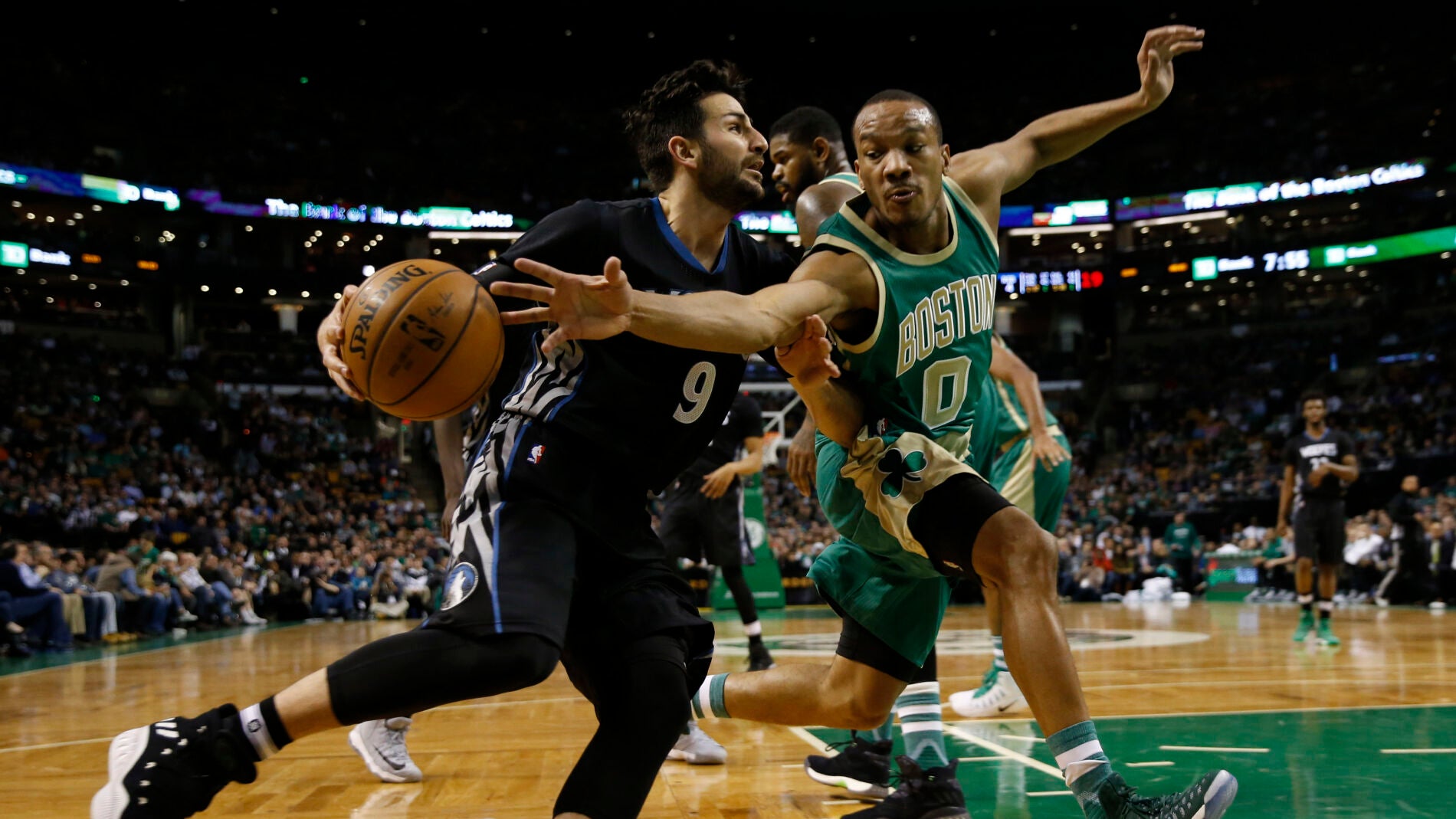 Ricky Rubio penetra a canasta ante la defensa de Avery Bradley