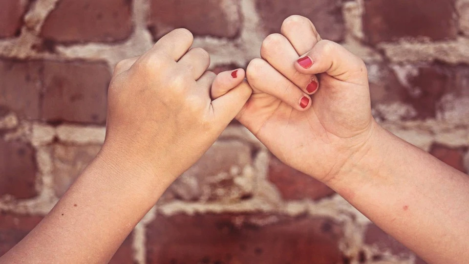 Tienes la mano izquierda tan sobada que podrías echar un pulso chino contra ti misma. Tienes la mano izquierda tan sobada que podrías echar un pulso chino contra ti misma.