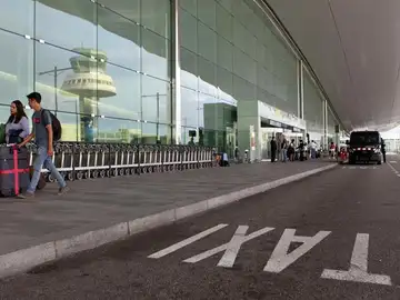 La parrilla de taxis en la Terminal 1 del Aeropuerto de Barcelona-El Prat La parrilla de taxis en la Terminal 1 del Aeropuerto de Barcelona-El Prat