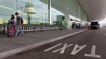 La parrilla de taxis en la Terminal 1 del Aeropuerto de Barcelona-El Prat