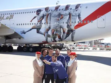 Los jugadores del Real Madrid posando enfrente del avión Los jugadores del Real Madrid posando enfrente del avión