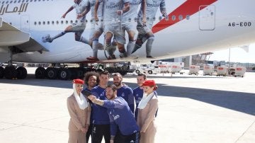 Los jugadores del Real Madrid posando enfrente del avión