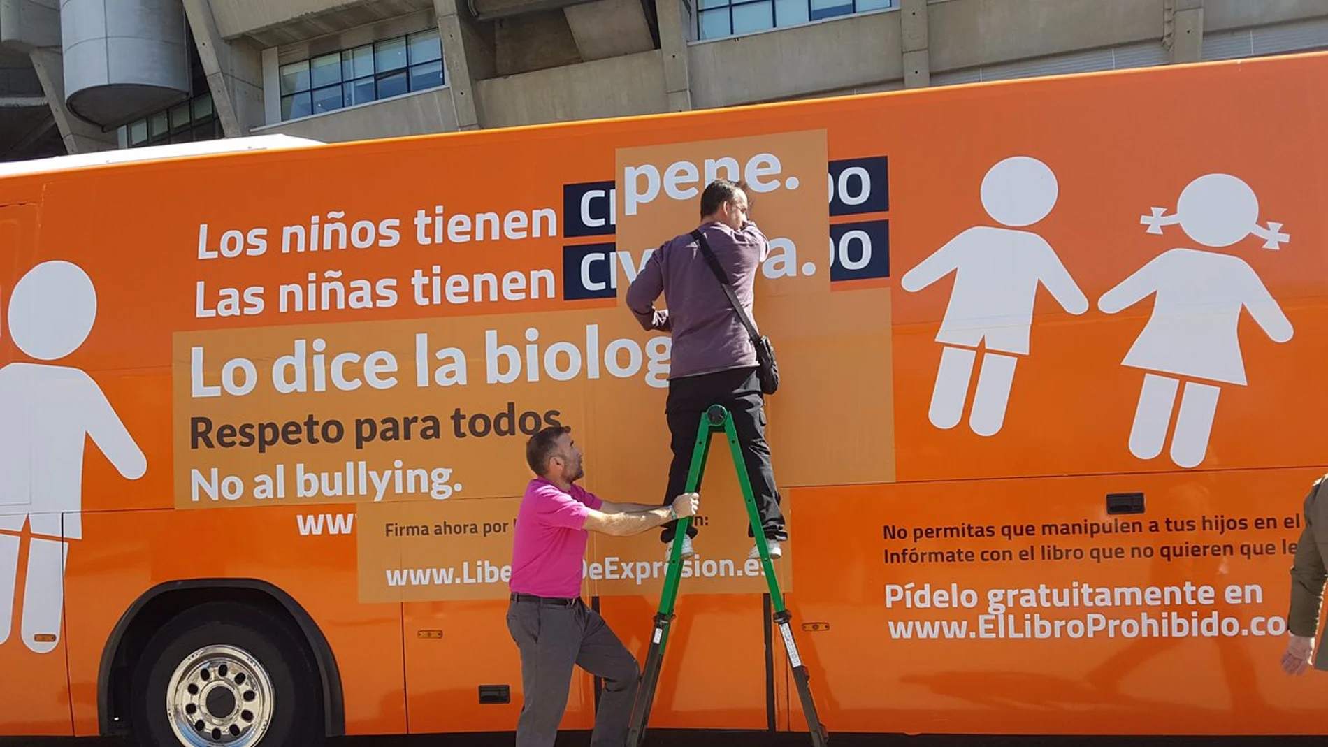 Hazteoir recupera con nuevos matices el lema original de su autobús Hazteoir recupera con nuevos matices el lema original de su autobús