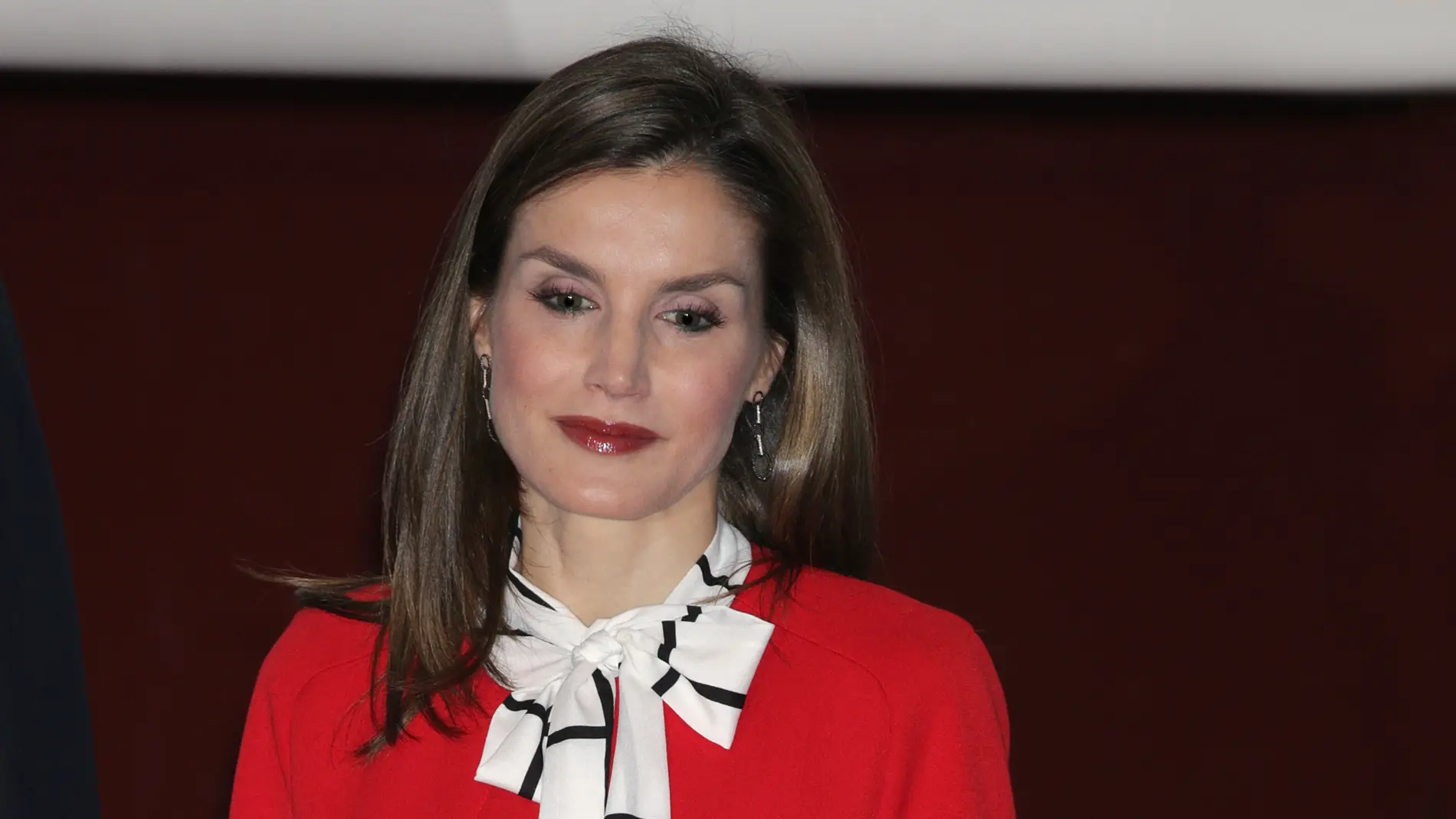 La reina Letizia con el abrigo rojo de Zara