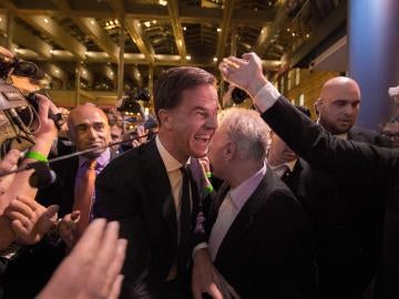 El primer ministro holandés Mark Rutte celebra su triunfo en las elecciones