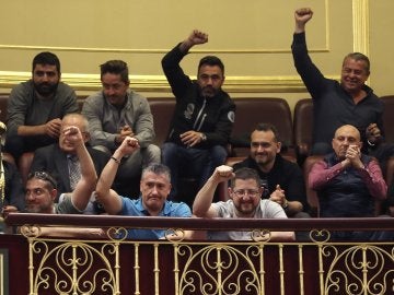 Un grupo de estibadores saludan desde la tribuna de invitados del Congreso 