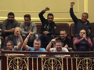 Un grupo de estibadores saludan desde la tribuna de invitados del Congreso Un grupo de estibadores saludan desde la tribuna de invitados del Congreso