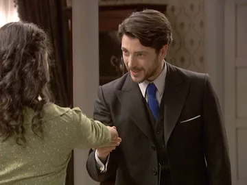 Lucía enmudece al conocer al guapo de Hernando Lucía enmudece al conocer al guapo de Hernando