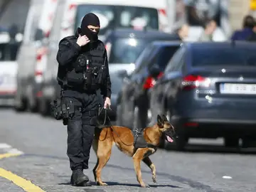 Agentes de policía montan guardia en los alrededores de la sede del Fondo Monetario Internacional (FMI) Agentes de policía montan guardia en los alrededores de la sede del Fondo Monetario Internacional (FMI)