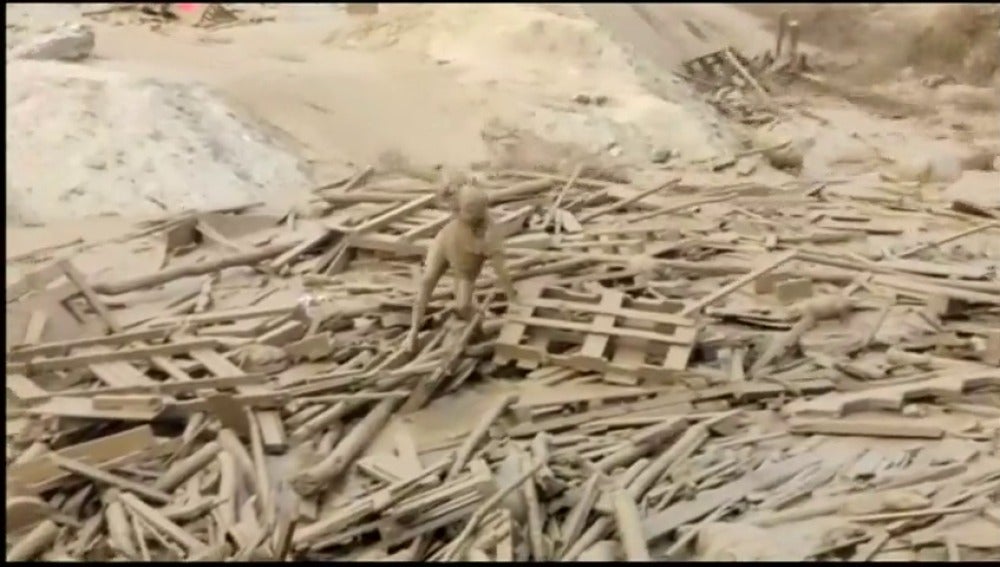 Frame 11.226345 de: Una mujer logra escapar del lodo en una ríada en Perú