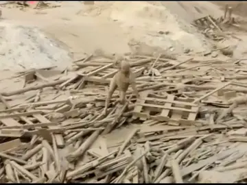 Frame 11.226345 de: Una mujer logra escapar del lodo en una ríada en Perú Frame 11.226345 de: Una mujer logra escapar del lodo en una ríada en Perú