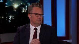 Frame 48.644097 de: Matthew Perry de 'Friends' peg&oacute; una paliza al primer ministro de Canad&aacute;, Justin Trudeau 