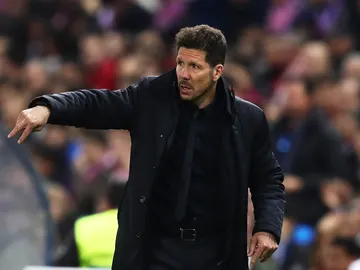 Simeone da instrucciones en la banda del Calderón Simeone da instrucciones en la banda del Calderón