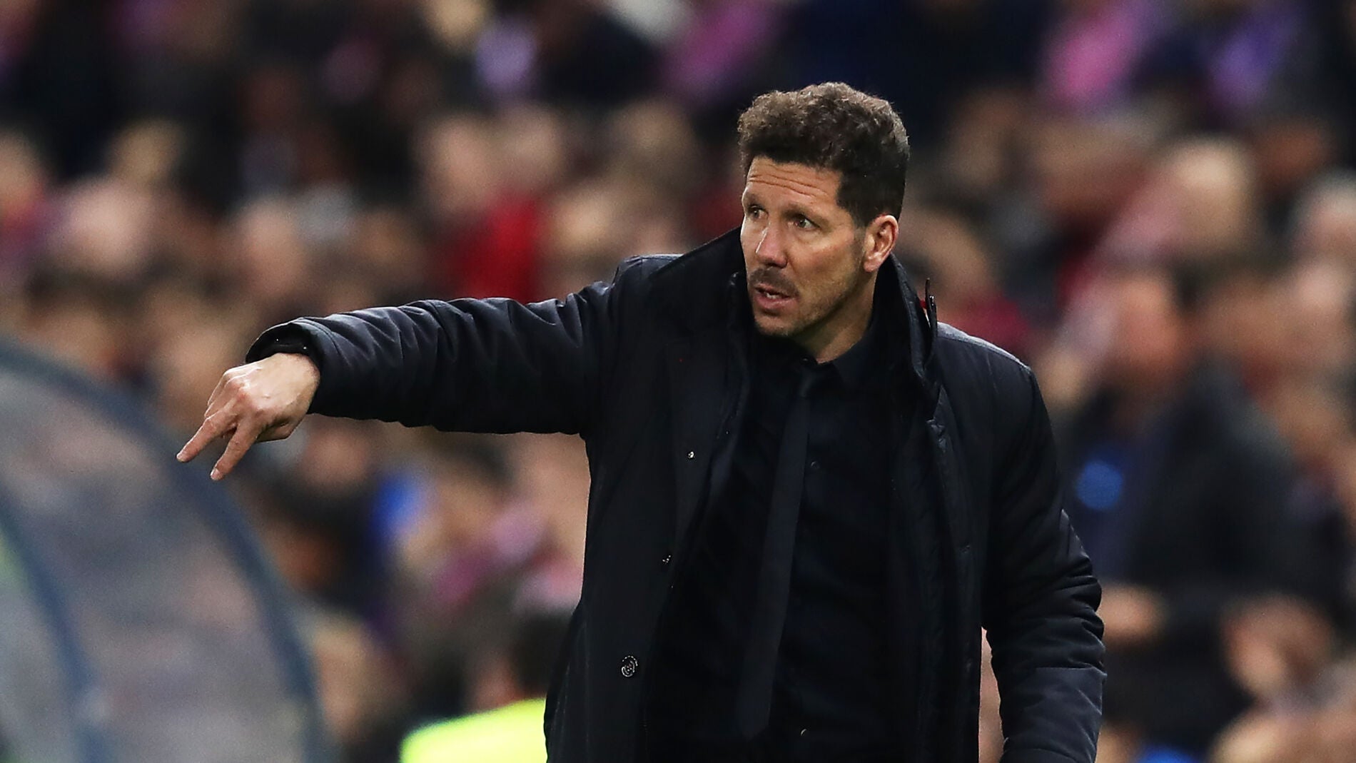 Simeone da instrucciones en la banda del Calder&oacute;n