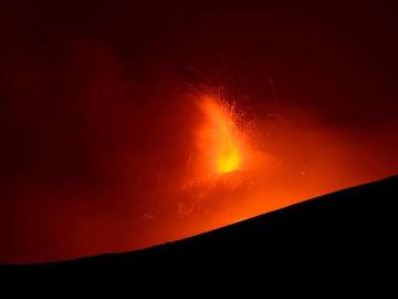 10 heridos tras la explosión de un volcán en Etna 