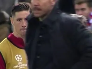 Mirada de Fernando Torres a Simeone Mirada de Fernando Torres a Simeone