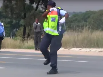 La agente de tráfico bailando La agente de tráfico bailando