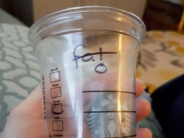 Un empleado escribe 'fat' en lugar de su nombre